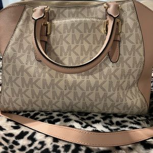 Michael Kors Handbag. In very good condition. Only carried a few times.